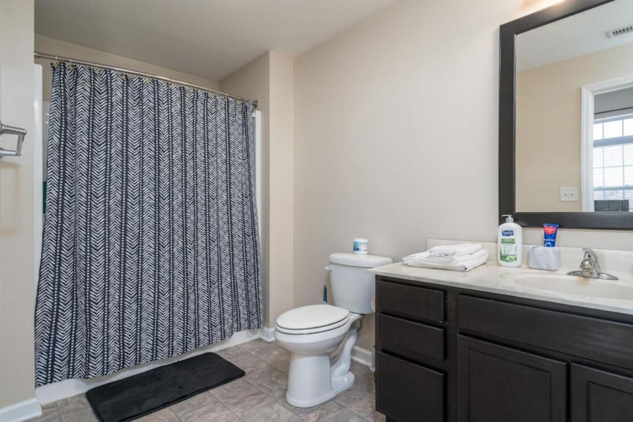 Private Bedroom Downtown Indy - Shared Indianapolis Exterior foto